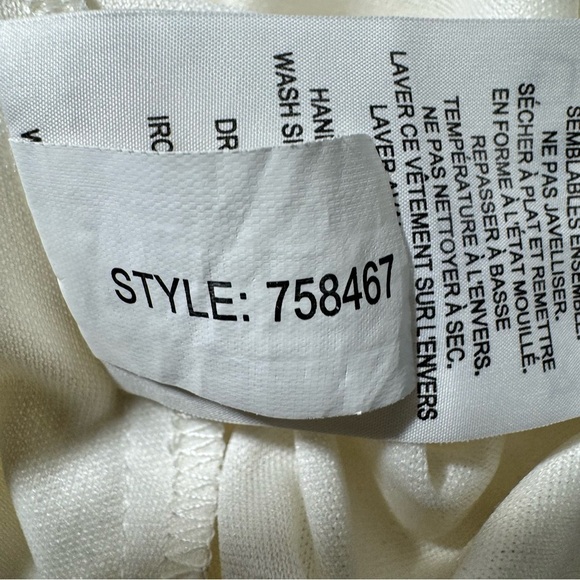 Pennington's White Scoop Neck Pleated Sleeveless Blouse Sharkbite Hem - Picture 11 of 11